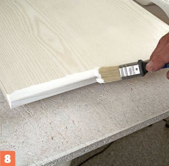 Male køkkenlåger: Kanterne grundes med en pensel i passende størrelse. Male køkkenlåger: Kanterne grundes med en pensel i passende størrelse.